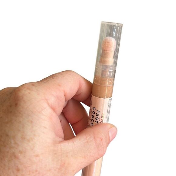 Makeup Revolution fast base concealer C11 - Picture 4 of 5